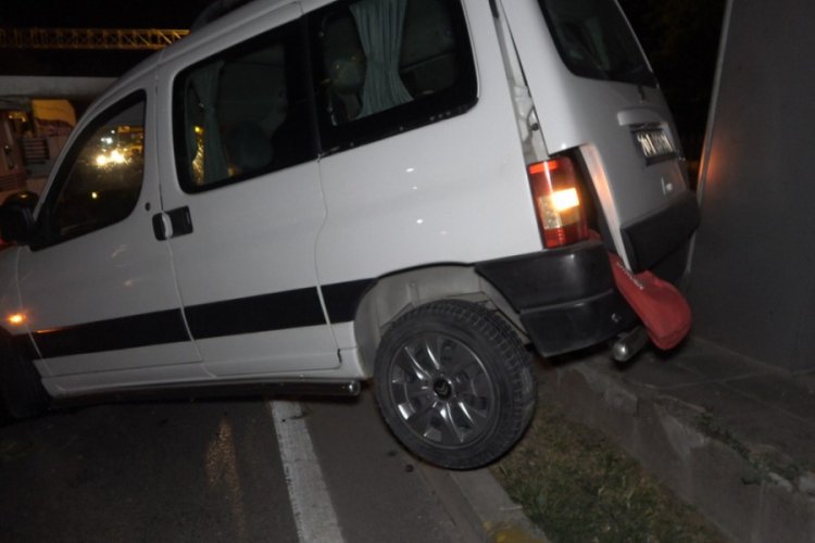 Kaza yapan s&uuml;r&uuml;c&uuml; aracını bırakarak kayıplara karıştı