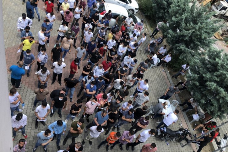 Sosyal mesafesiz Covid-19 test kuyruğu