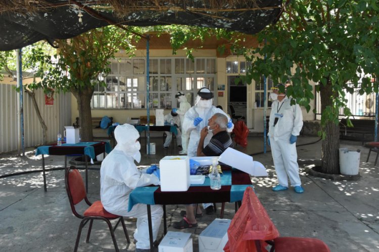 İzmir'in K&uuml;ner Mahallesi'de 47 kişiye Covid-19 tanısı