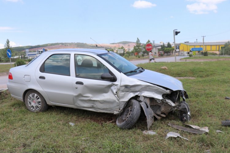 İki otomobil kafa kafaya &ccedil;arpıştı: 2 yaralı