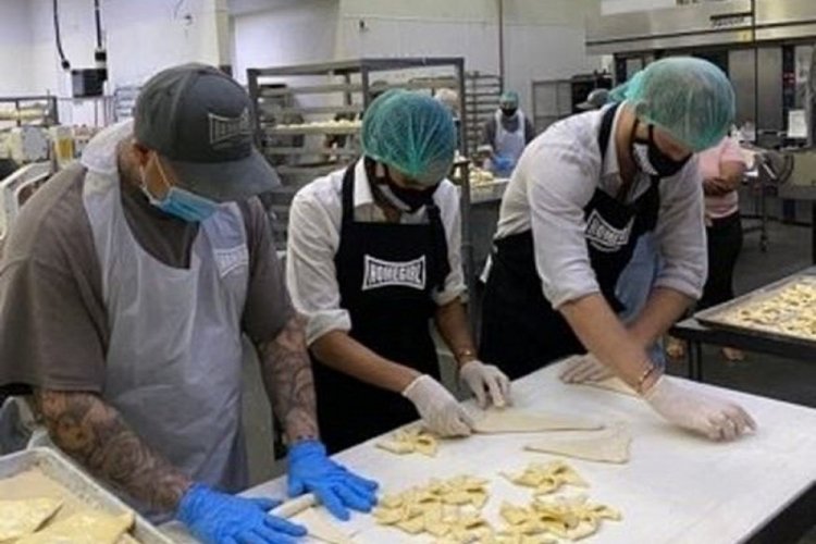 Prens Harry ve Meghan Markle &ccedil;ete &uuml;yeleriyle ekmek pişirdi