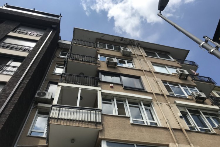 &Ccedil;ırıl&ccedil;ıplak soyunup balkondan atladı!
