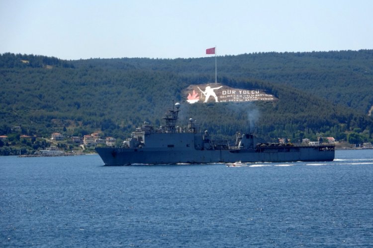 ABD savaş gemisi 'Oak Hill' &Ccedil;anakkale Boğazı'ndan ge&ccedil;ti
