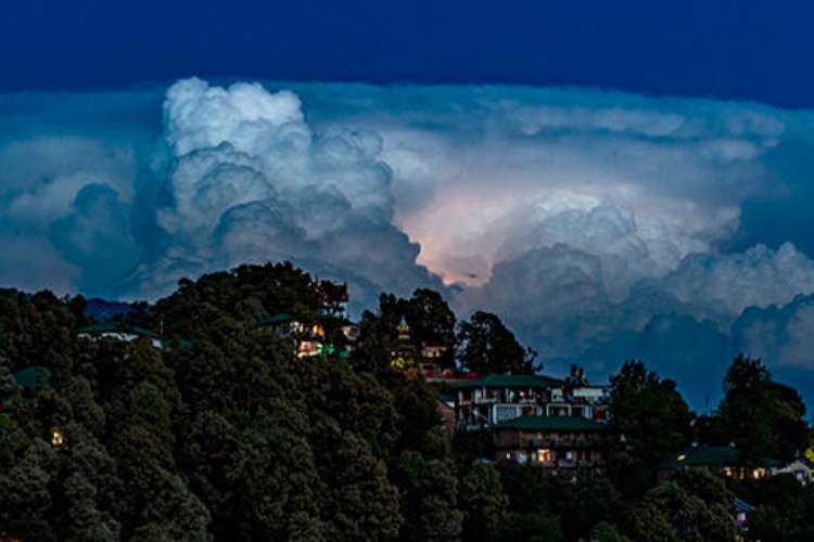 Hindistan'da yıldırım isabet eden 23 kişi &ouml;ld&uuml;