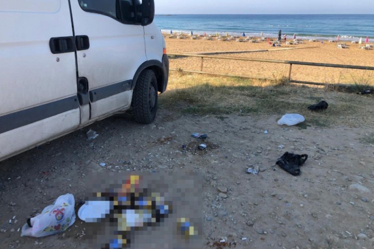 Plaj işletmecisi, g&ouml;rd&uuml;ğ&uuml; manzarayla şok oldu, uyandırıp &ccedil;&ouml;pleri tek tek temizletti