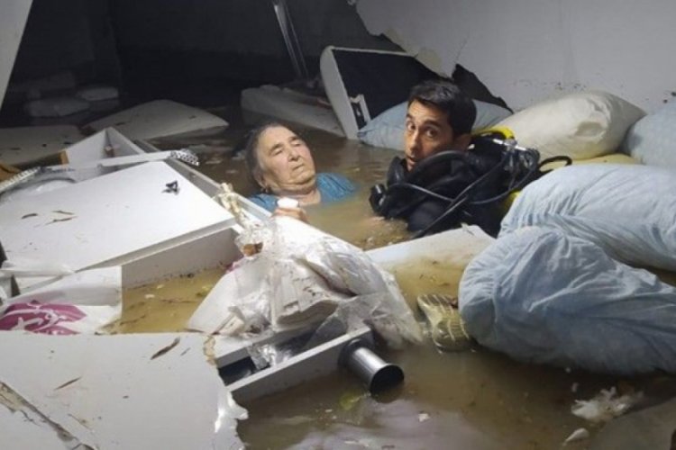 Hayatını kurtardığı yaşlı kadını ziyaret etti