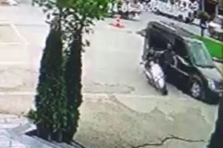 Bursa'da, motosiklet ile hafif ticari aracın kaza anı kamerada
