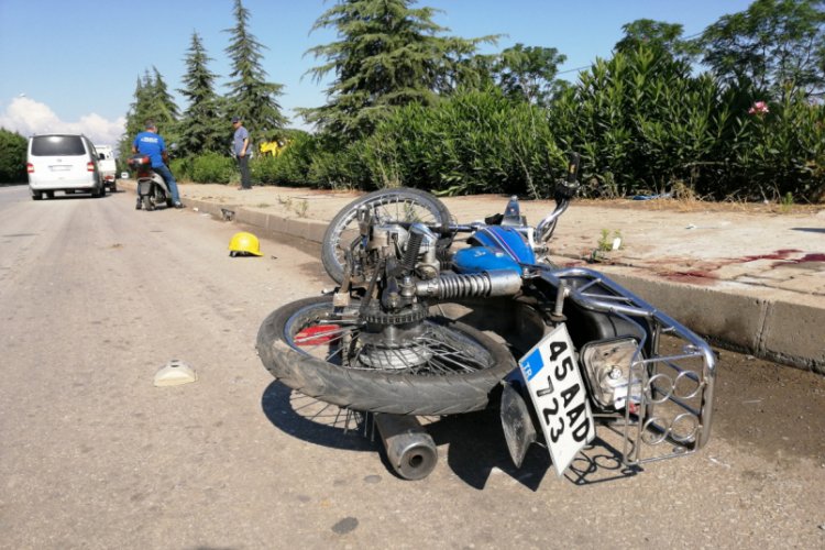 Manisa'da motosiklet kamyonete &ccedil;arptı