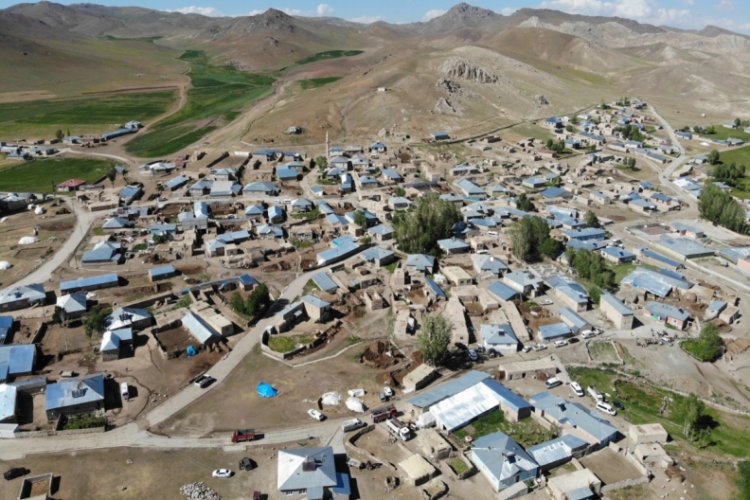 Van'da 51 evin hasar g&ouml;rd&uuml;ğ&uuml; mahalle havadan g&ouml;r&uuml;nt&uuml;lendi