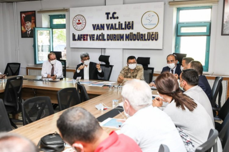 Van'da depremzedelere &ccedil;adır ve yemek desteği
