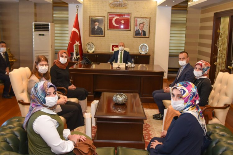 Yeni atanan &ouml;ğretmenler, Vali Varol'u makamında ziyaret etti