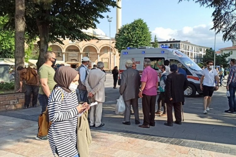 Yaşlı adam bankta otururken kalp krizi ge&ccedil;irdi
