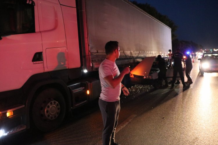 Tıra &ccedil;arpan otomobilin s&uuml;r&uuml;c&uuml;s&uuml; ağır yaralandı