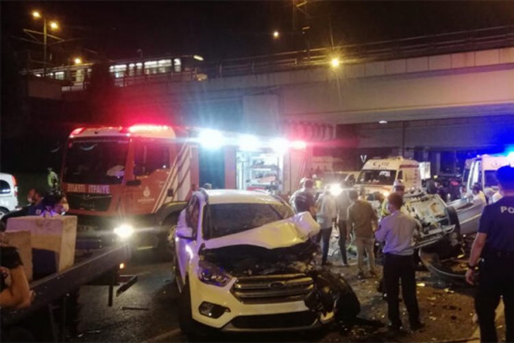 İstanbul'da feci kaza! Bir kişi otomobilde sıkıştı