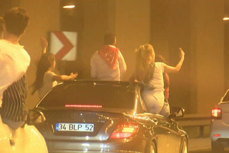 İstanbul'da akılalmaz g&ouml;r&uuml;nt&uuml;ler! Canlarını hi&ccedil;e saydılar