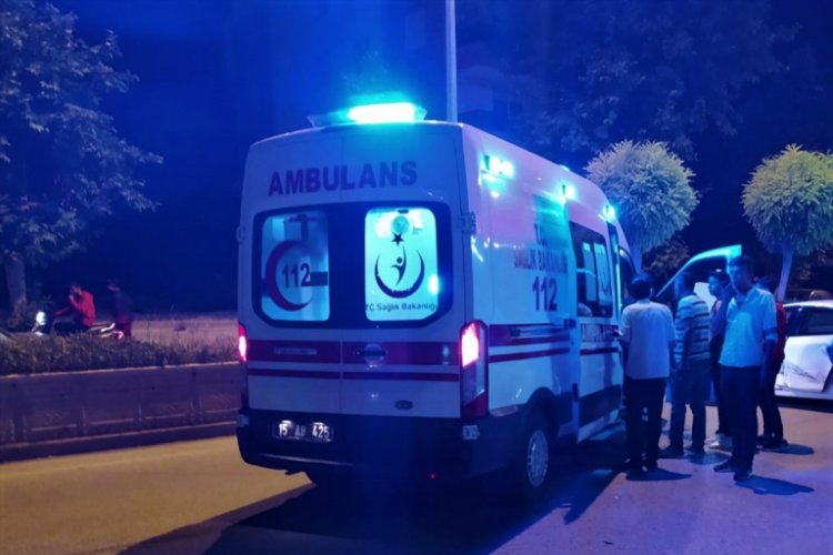 İki otomobil &ccedil;arpıştı: 4 yaralı