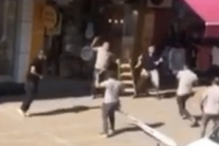 Merdiven, &ccedil;eki&ccedil; ve sopalarla birbirlerine girdiler!