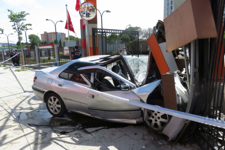 Otomobil hurdaya d&ouml;nd&uuml;, s&uuml;r&uuml;c&uuml; yaralı kurtuldu