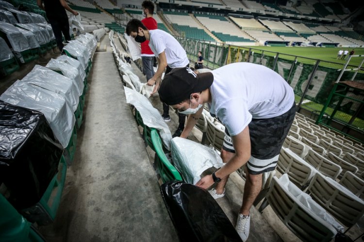 Bursaspor taraftarlarından timsah fig&uuml;rl&uuml; koreografi