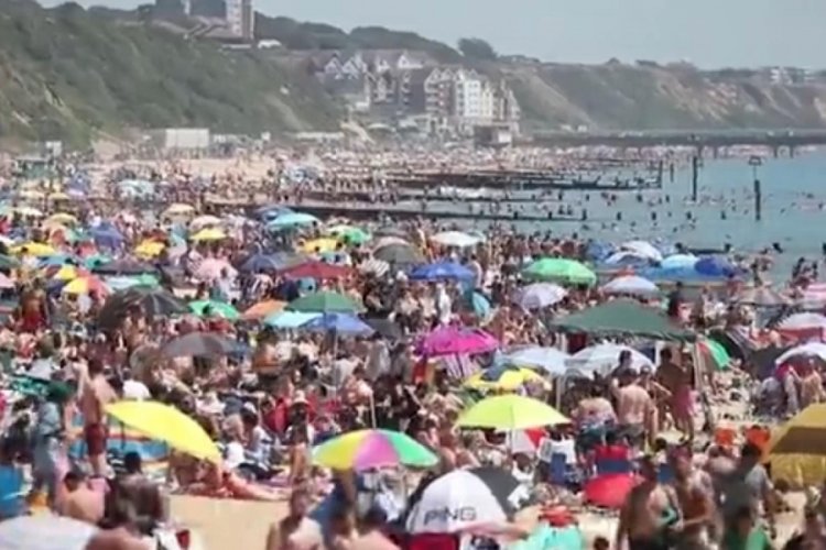 İngiltere'de plajlar doldu taştı