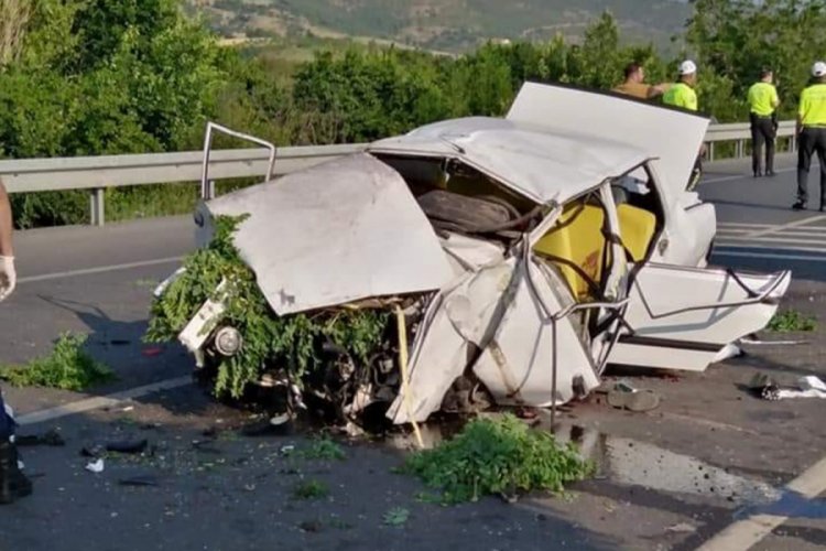 Ref&uuml;je &ccedil;arpan otomobil takla attı: 3 &ouml;l&uuml;, 2 yaralı