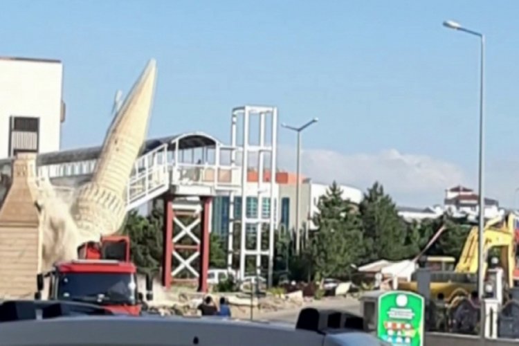 Caminin minaresi b&ouml;yle yıkıldı