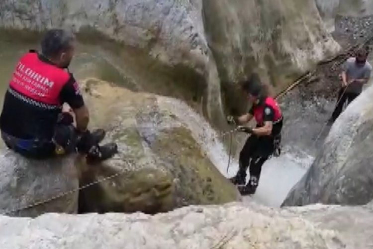 Bursa'da arama ekipleri sarp kayalardan oluşan dere yatağında gen&ccedil; kızı b&ouml;yle arıyor