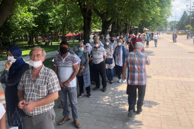 Sakarya'da vatandaşlara &uuml;cretsiz bal ve s&uuml;t dağıtıldı