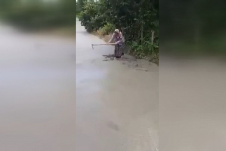 Giresun'da belediyenin d&ouml;kt&uuml;ğ&uuml; beton yolu elinde kazma ile b&ouml;yle zarar verdi