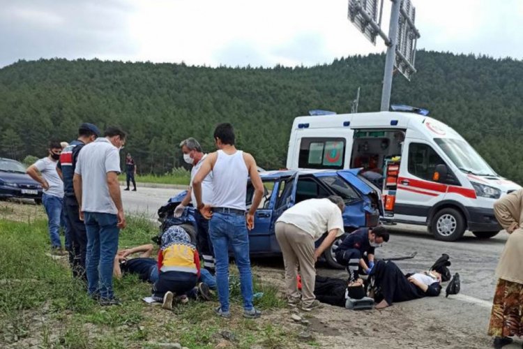 Bursa'da otomobil ile kamyon çarpıştı! 6 kişi yaralı