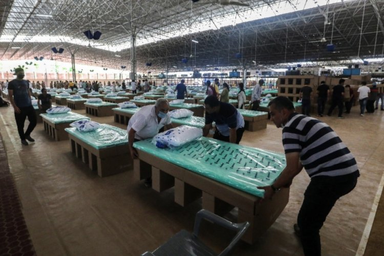 Hindistan'da Covid-19 hastaları i&ccedil;in kartondan yataklar hazırlandı
