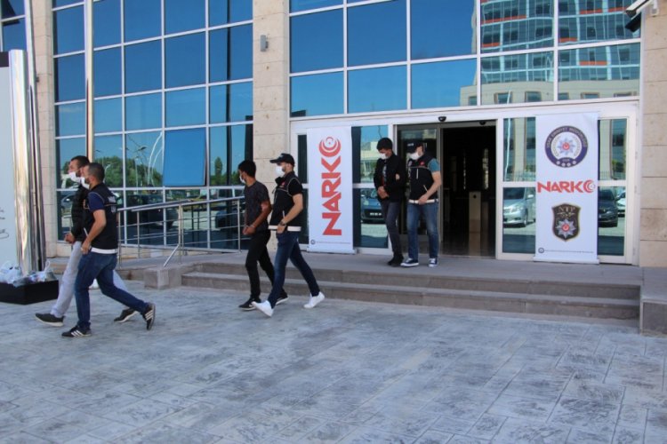 Uyuşturucu operasyonunda g&ouml;zaltına alınan 5 ş&uuml;pheliden 3'&uuml; tutuklandı