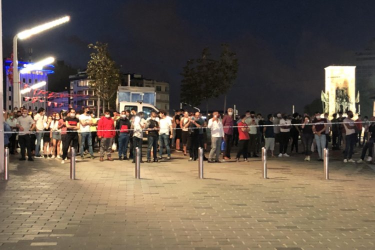 İstiklal Caddesi karıştı! Polis caddeyi kapattı