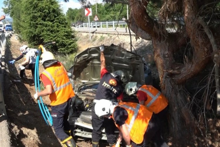 Kontrolden &ccedil;ıkan otomobil orta ref&uuml;jdeki ağaca &ccedil;arptı