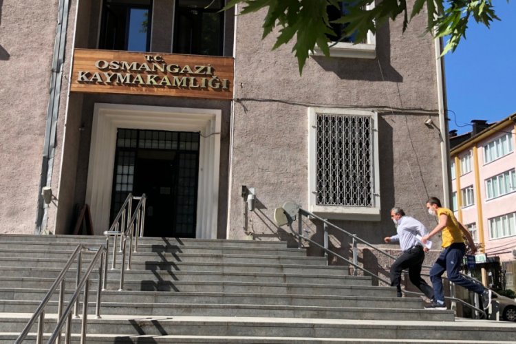 Bursa'da&nbsp;kimlik kartında fotoğraf olmadığı i&ccedil;in salona alınmayan adayın yardımına yetişti