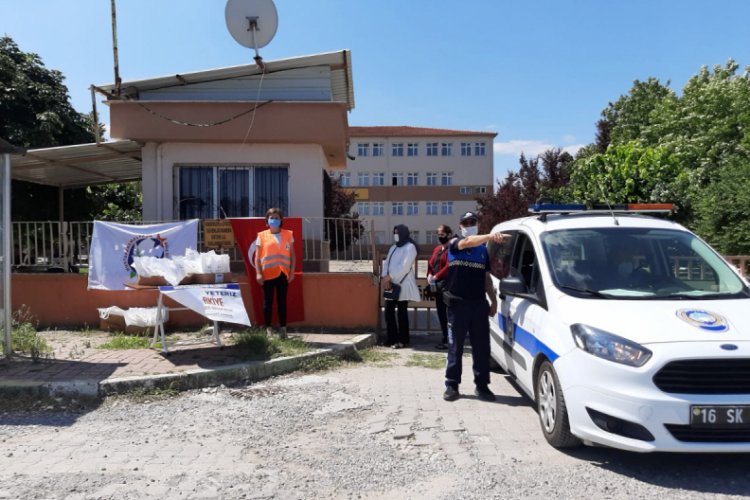 Bursa'da sınava ge&ccedil; kalan &ouml;ğrencileri dakikalar kala zabıta yetiştirdi