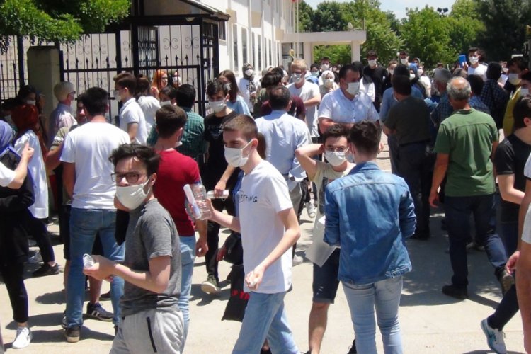 Sınav bitti, Bursa sosyal mesafe hi&ccedil;e sayıldı