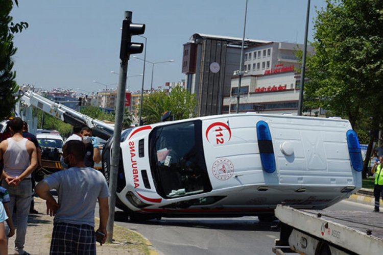 Ambulans devrildi! 6 yaralı