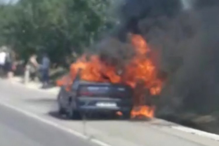 Bursa'da seyir halindeki otomobil alev alev yandı