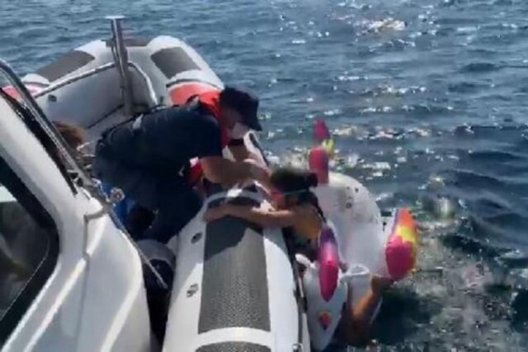 Denizde s&uuml;r&uuml;klenen iki &ccedil;ocuğu Sahil G&uuml;venlik kurtardı