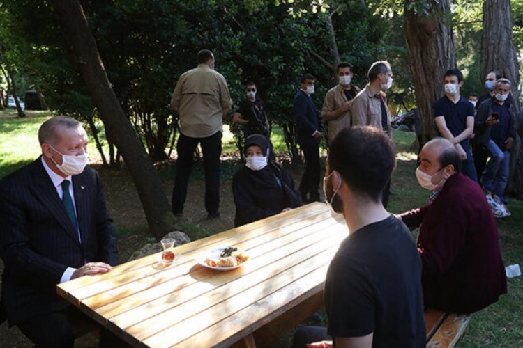 Cumhurbaşkanı Erdoğan'dan parktaki vatandaşlara s&uuml;rpriz ziyaret