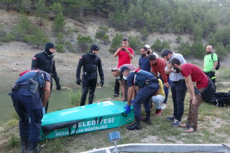 Serinlemek i&ccedil;in g&ouml;lete giren adamın cansız bedeni bulundu