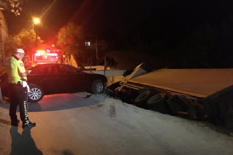 Kamyon şarampole u&ccedil;tu: 2 yaralı