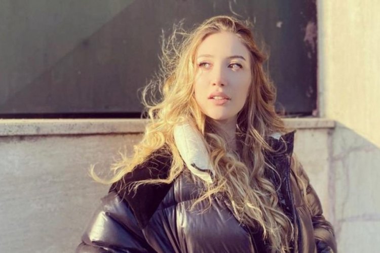 Yasmin Erbil'den i&ccedil; &ccedil;amaşırlı gitar pozu