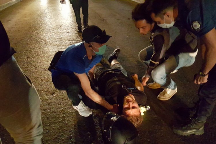 Yaralanan alkoll&uuml; s&uuml;r&uuml;c&uuml;, polis ve sağlık ekibinden 'helallik' istedi