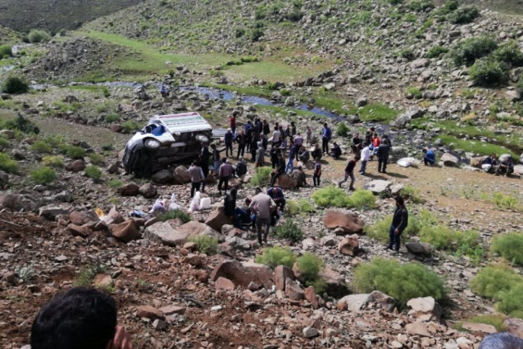 Kamyonet şarampole u&ccedil;tu: 17 yaralı