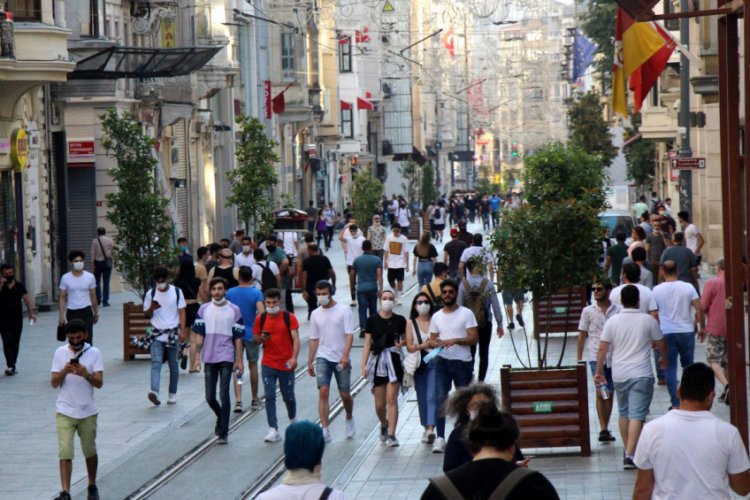 Kısıtlamanın sona ermesiyle vatandaşlar meydanlara akın etti