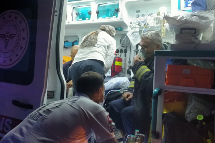 Manisa'daki fabrika yangınında itfaiye erleri dumandan etkilendi