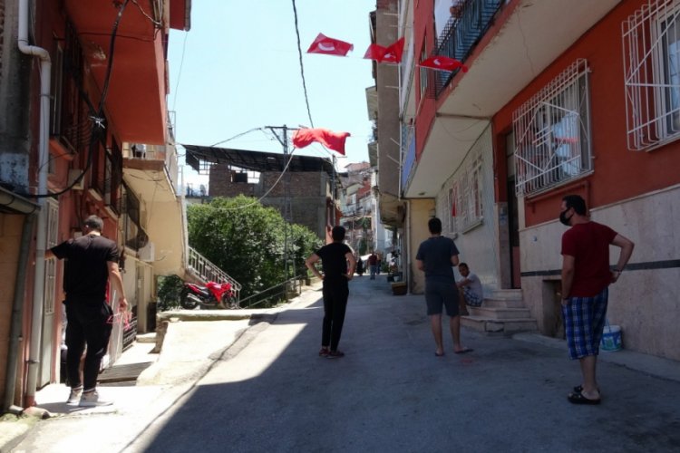 Bursa'da şehidin mahallesine T&uuml;rk bayrakları asıldı