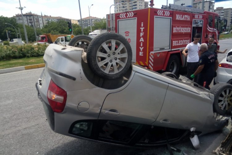 Malatya'da otomobiller &ccedil;arpıştı: 4 yaralı
